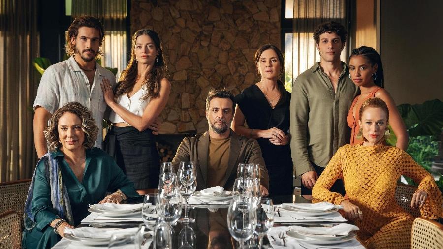 Berta (Eliane Giardini), Rudá (Nicolas Prattes), Luma (Agatha Moreira), Molina (Rodrigo Lombardi), Mércia (Adriana Esteves), Mavi (Chay Suede), Viola (Gabz) e Ísis (Mariana Ximenes) em "Mania de Você" - Manoella Mello/Globo