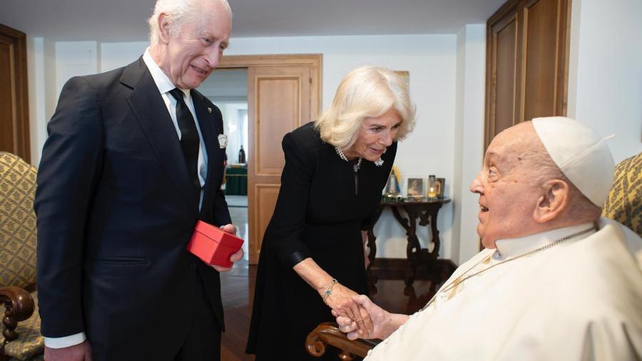 Rei Charles e Rainha Camilla visitam o Papa Francisco Rei Charles e Rainha Camilla visitam o Papa Francisco