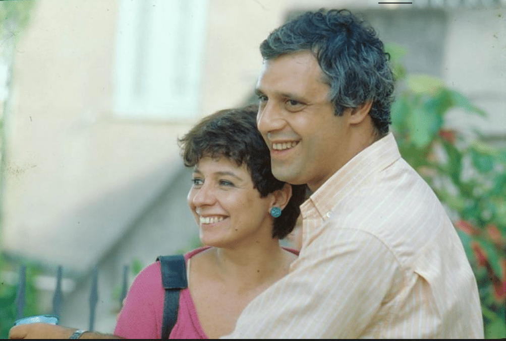 Em 1984, a novela "Corpo a Corpo" foi escrita por Gilberto Braga com a colaboração de Leonor Bassères. A trama retratou a história de Teresa (Glória Menezes), que era apaixonada por Osmar (Antônio Fagundes), um homem bem mais novo que preferiu se casar com Eloá (Débora Duarte). - Divulgação