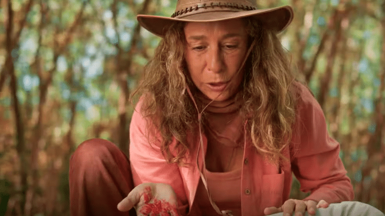 Zefa Leonel (Andrea Beltrão) com o sangue do amigo nas mãos em 'No Rancho Fundo'