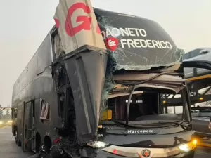 Ônibus da dupla João Neto & Frederico se envolve em acidente em MG