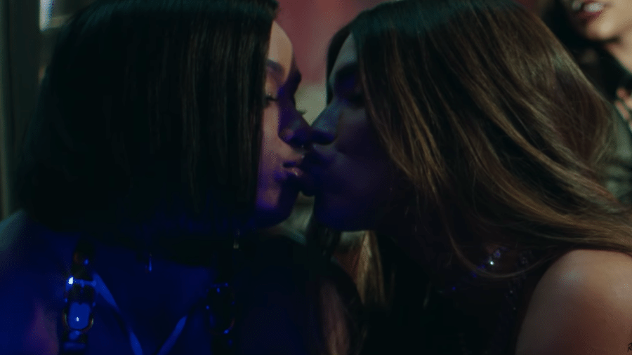 Mc Rebecca e Rafa Uccamn se beijam no clipe de "Bala" - Reprodução / Youtube