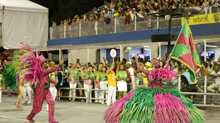 10.fev.2024 - Desfile da Barroca Zona Sul na primeira noite de carnaval no sambódromo do Anhembi.