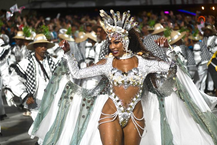 Em 2024, com o enredo "A Negra Voz do Amanhã", a Mangueira prometeu um desfile emocionante homenageando a cantora Alcione, uma de suas mais ilustres torcedoras.