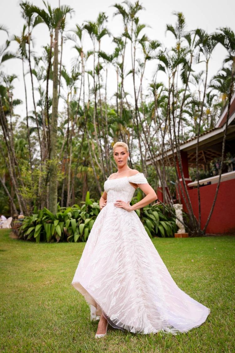 Ana Hickmann mostra vestido para festa de noivado com Edu Guedes