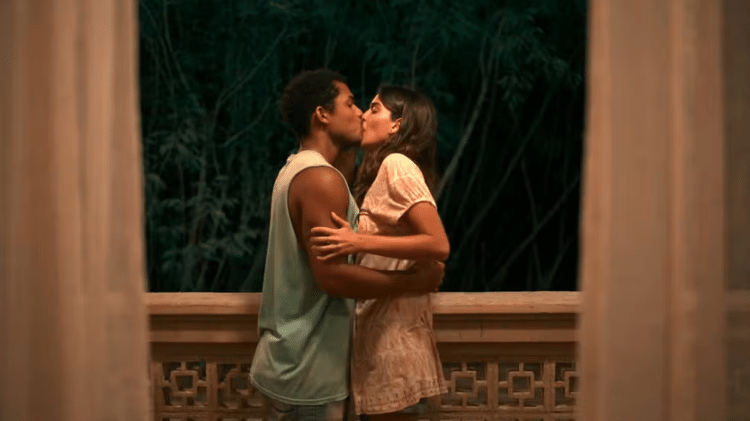 João Pedro (Juan Paiva) e Mariana (Theresa Fonseca) se beijaram em 'Renascer'