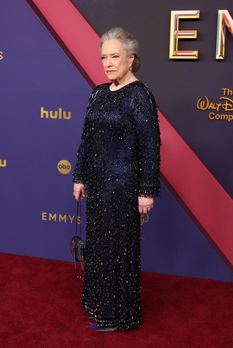 A atriz Kathy Bates chega ao Emmy 2024