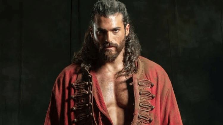 Em "El Turco", Can Yaman é Balaban, um soldado do Império Otomano; série está disponível no Globoplay Em "El Turco", Can Yaman é Balaban, um soldado do Império Otomano; série está disponível no Globoplay