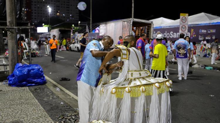 Bastidores dos desfiles da série ouro do carnaval do Rio de Janeiro na Sapucaí