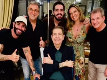 Com pé enfaixado, Faustão aparece ao lado de Gusttavo Lima e amigos