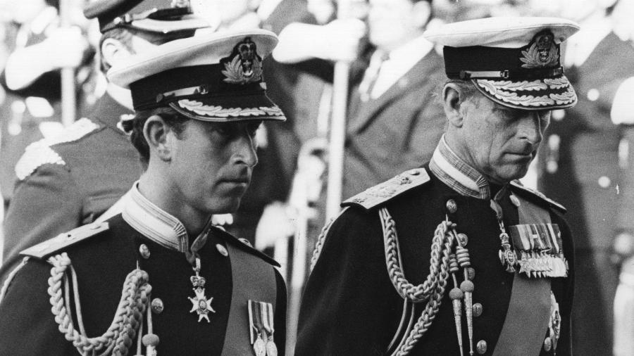 Príncipes Charles e Philip em 1979, durante o funeral de Louis Mountbatten - Fox Photos/Getty Images