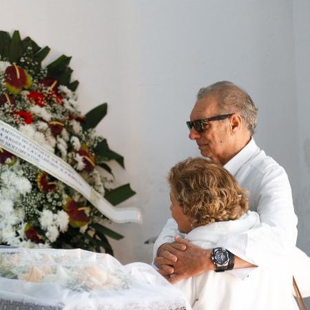 Hélio Sileman abraça Wanda, irmã de Caçulinha, no velório do músico