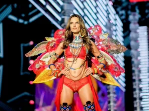 Alessandra Ambrósio retorna às passarelas da Victoria's Secret