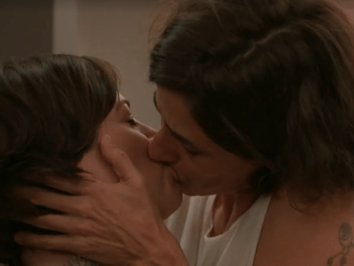 Lesbicas se beijando na escola