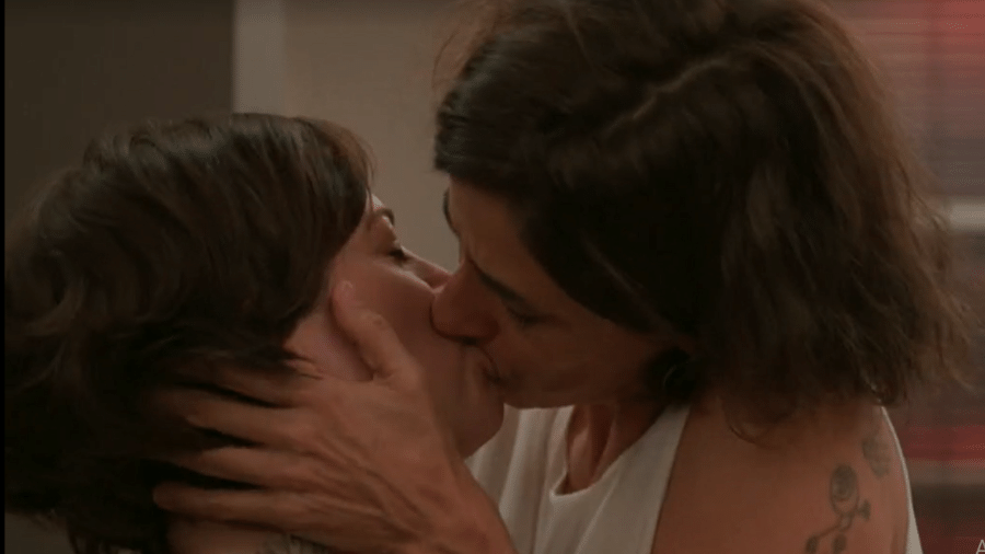 Beijo de Ilana e Gabriela em "Um Lugar ao Sol" - Reprodução/TV Globo