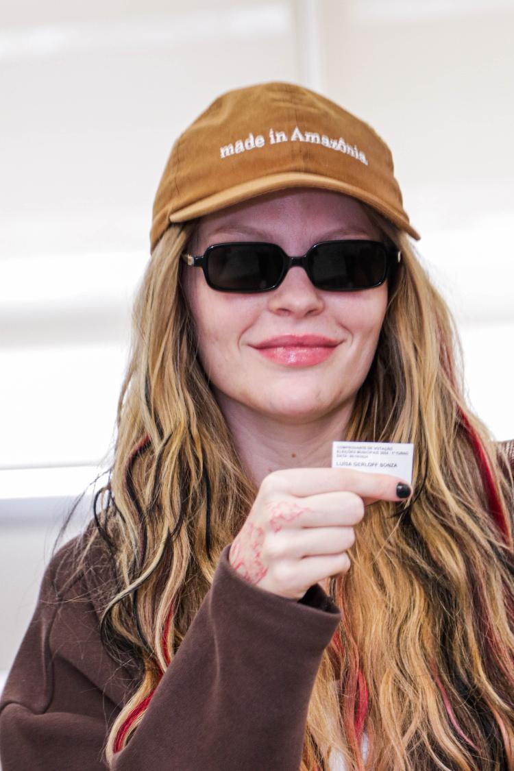 Luisa Sonza vota em São Paulo (SP)