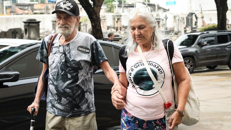 Amigos e familiares chegam ao velório de Cristina Buarque Amigos e familiares chegam ao velório de Cristina Buarque