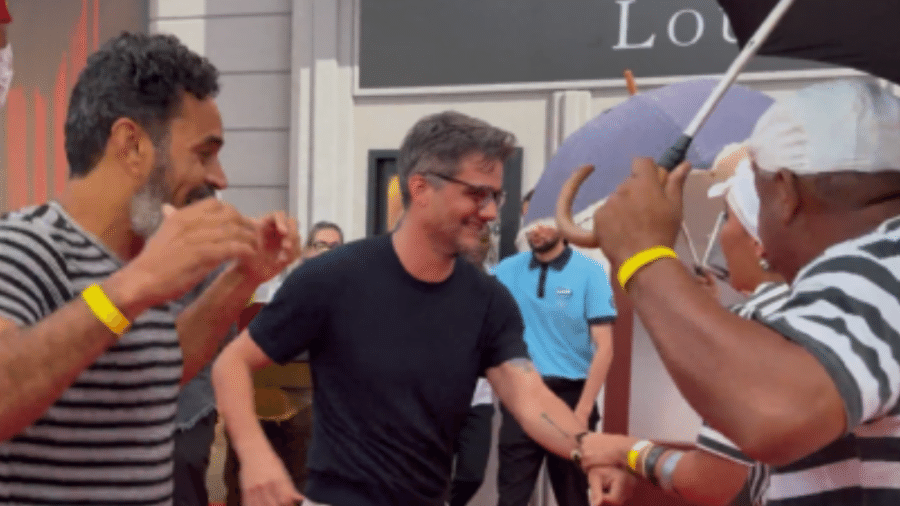 Wagner Moura dança frevo em Paris na estreia de 'O Agente Secreto' Wagner Moura dança frevo em Paris na estreia de 'O Agente Secreto'
