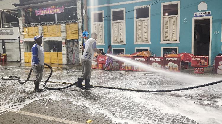 Equipe da Prefeitura realiza limpeza na avenida Oceânica.