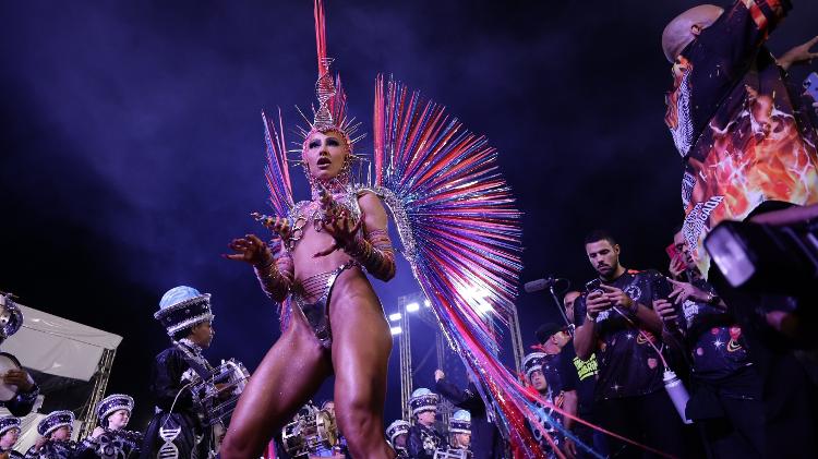 Sabrina Sato cai no samba antes de desfile da Gaviões da Fiel