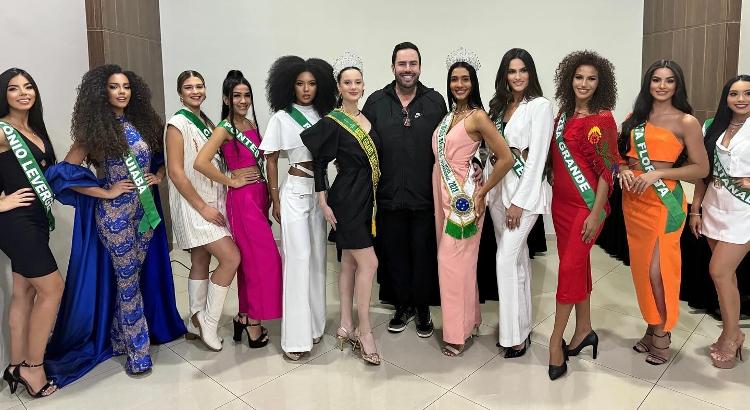 Presidente do Miss Grand Brasil, Evandro Hazzy, posa ao lado das candidatas do Miss Grans Mato Grosso 2024