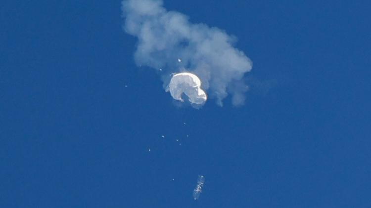 O suposto balão espião chinês chega ao oceano depois de ser abatido na costa em Surfside Beach, Carolina do Sul, EUA, 4 de fevereiro de 2023.