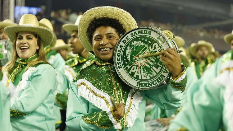 Bateria da Mancha Verde trouxe o samba-enredo "Do nosso solo para o mundo: o campo que preserva, o campo que produz, o campo que alimenta"