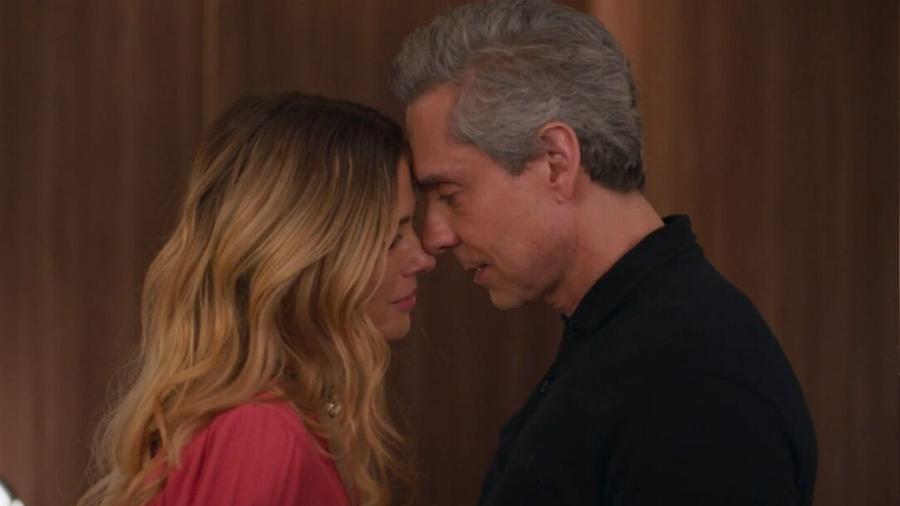 Leila (Carolina Dieckmann) e Marco Aurélio (Alexandre Nero) em "Vale Tudo" - Reprodução/Globo