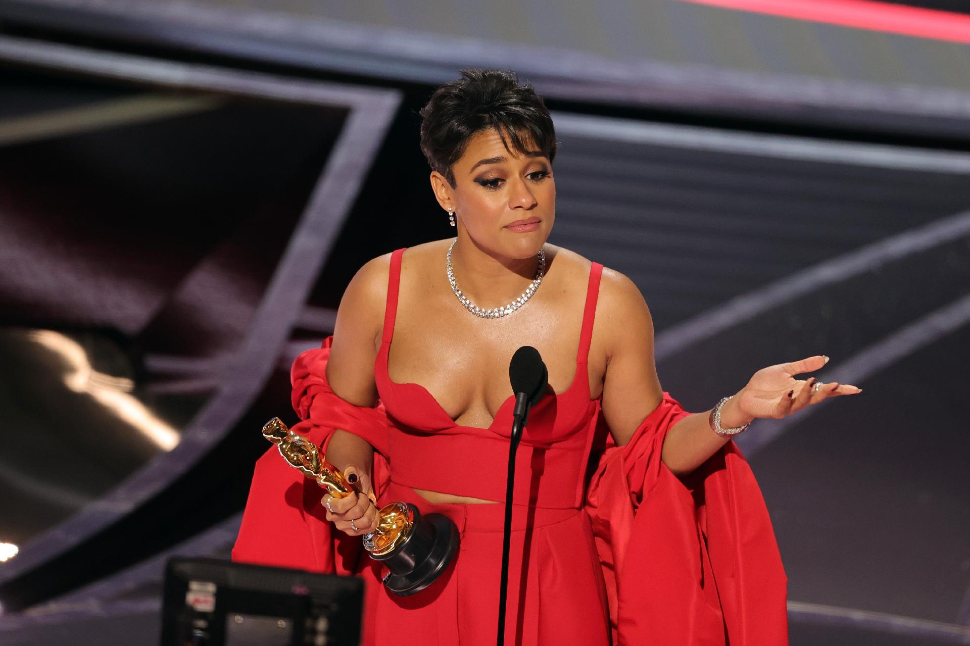 Ariana DeBose aceita o prêmio de Melhor Atriz Coadjuvante por 'Amor, Sublime Amor' - Getty Images