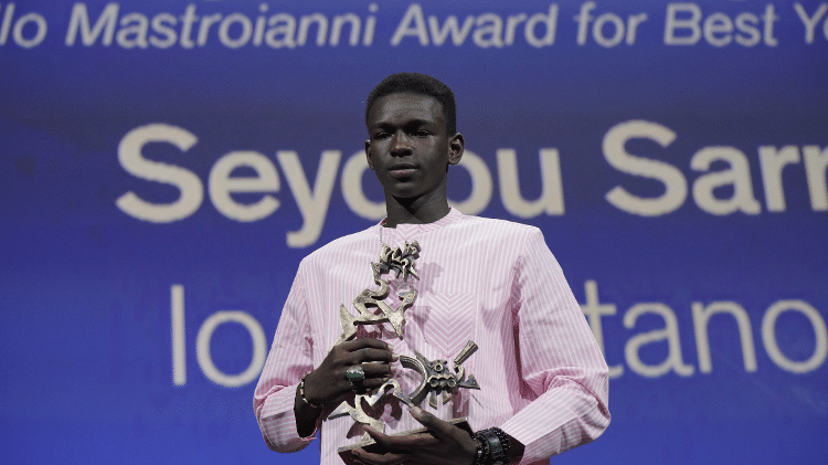 O senegalês Seydou Sarr recebe o troféu Marcello Mastroianni de Jovem Ator por "Io Capitano" em Veneza 2023