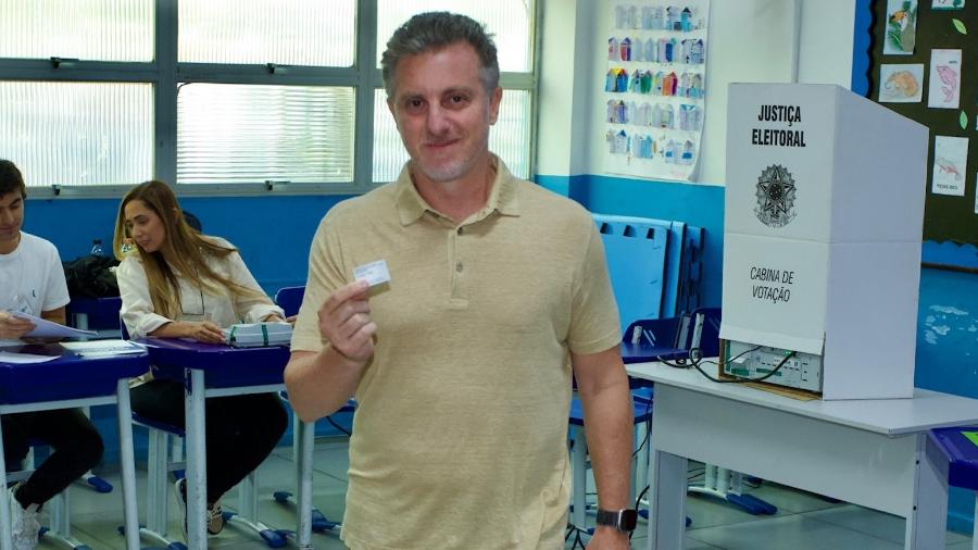 Luciano Huck vota nas eleições municipais do Rio de Janeiro