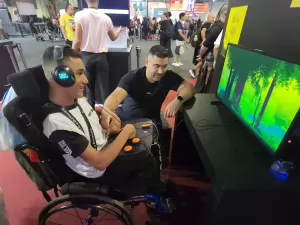 Com as mãos, os pés ou a boca: ONG adapta controles de games para PCDs