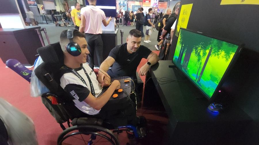 Jovem com deficiência usa teclado adaptado para jogar videogame - Divulgação/Ablegamers