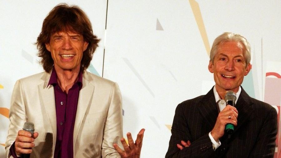 Mick Jagger e Charlie Watts tiveram uma briga que colocou em xeque a relação deles como membros dos Rolling Stones - Getty Images