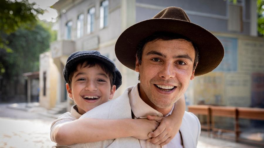 Candinho (Sergio Guizé) e Samir (Davi Malizia) em 'Êta Mundo Melhor' Candinho (Sergio Guizé) e Samir (Davi Malizia) em 'Êta Mundo Melhor'