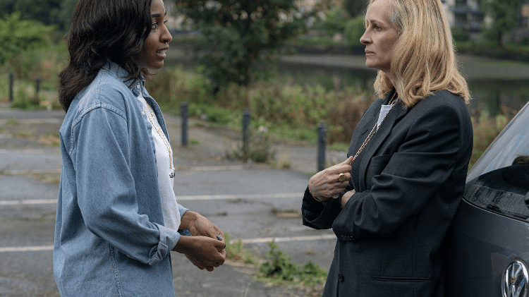 Ayo Edebiri e Julia Roberts são aluna e professora no controverso em "Depois da Caçada" Ayo Edebiri e Julia Roberts são aluna e professora no controverso em "Depois da Caçada"