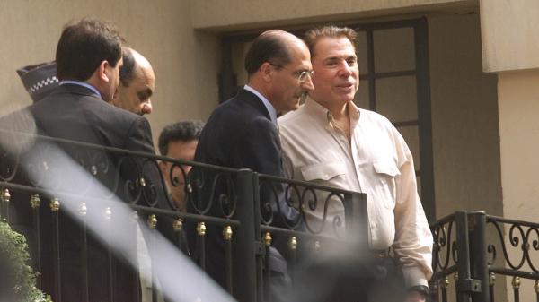 Silvio Santos em frente à sua casa após ser feito de refém e libertado pelo mesmo sequestrador de Patrícia Abravanel