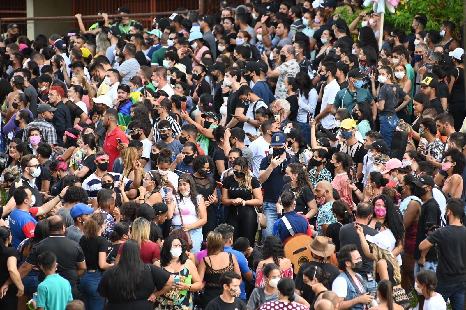 Banda de Marília Mendonça chega a Goiânia para o velório da cantora - AgNews