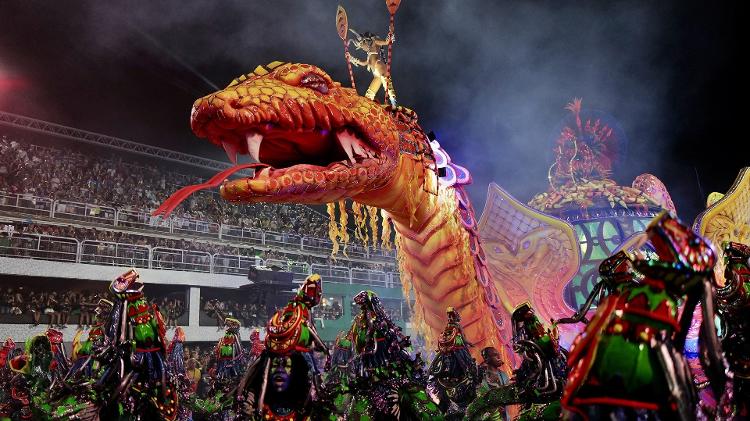 Desfile da Viradouro na segunda noite de carnaval no sambódromo da Marquês de Sapucaí