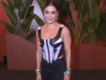 Juliana Paes faz mais de 50 selfies em quatro minutos: ?Gosto de gente?