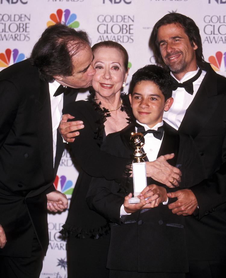 O produtor Arthur Cohn, a atriz Fernanda Montenegro, o ator Vinícius de Oliveira e o diretor Walter Salles celebram o êxito de "Central do Brasil" no Globo de Ouro de 1999