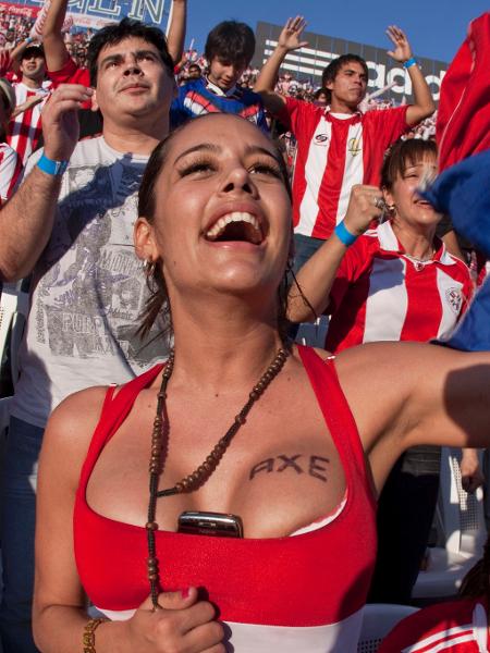 Larissa Riquelme fez fama global torcendo pelo Paraguai na Copa do Mundo-2010