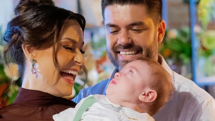 Nadja Haddad ao lado do marido, Danilo Joan, e do filho José, que acaba de completar 1 ano Nadja Haddad ao lado do marido, Danilo Joan, e do filho José, que acaba de completar 1 ano