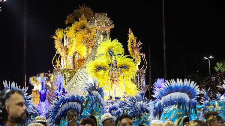 As cores azul-pavão e amarelo-ouro tiveram destaque no desfile da Unidos da Tijuca
