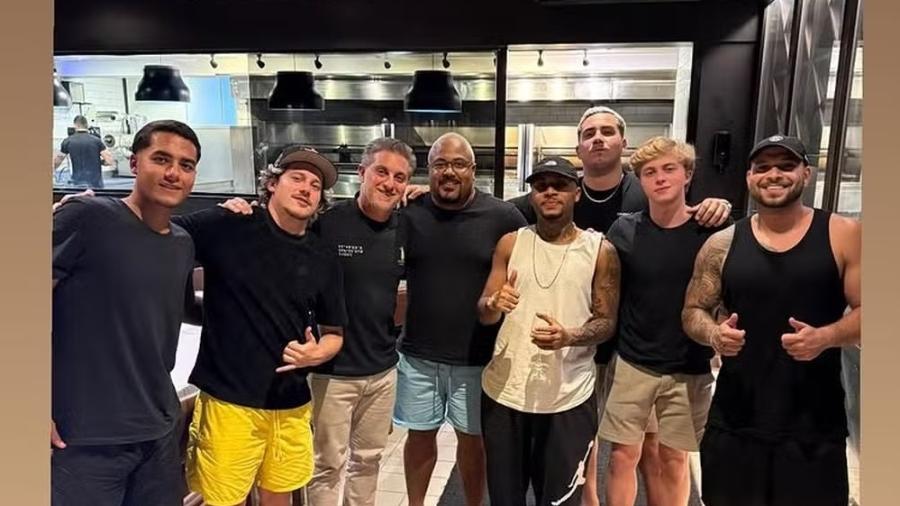 Benício Huck almoçou com o pai, Luciano Huck, e os amigos - Reprodução/Instagram