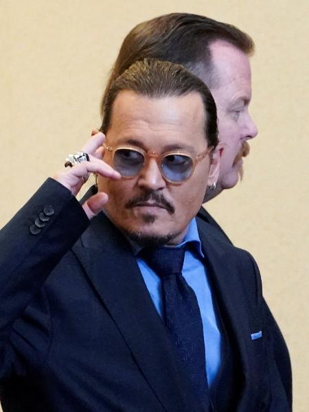 Johnny Depp durante o júri em que acusou sua ex-mulher, Amber Heard, de difamação - Steve Helber/Pool via REUTERS