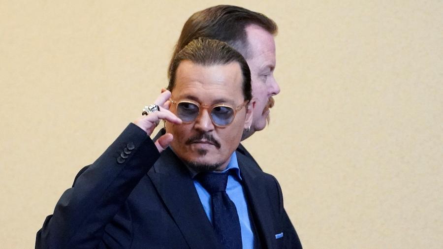 Johnny Depp durante o júri em que acusa sua ex-mulher, Amber Heard, de difamação - Steve Helber/Pool via REUTERS