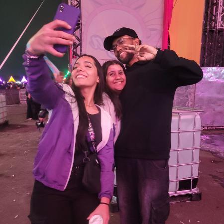 Evelyn Carvalho, 21 anos, faz foto com amiga e DJ Kenan em show em Itaquera, zona leste de São Paulo