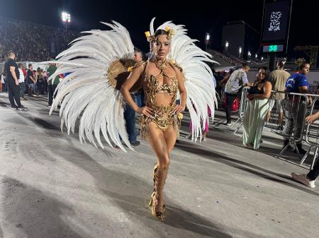 Beatriz Reis, a Bia do Brás, desfila pelo Salgueiro na Sapucaí