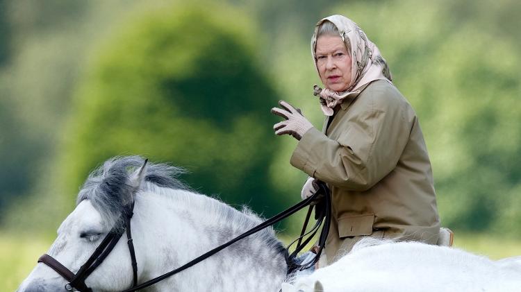 Rainha Elizabeth anda a cavalo nos jardins do Castelo de Windsor em 2006 - Max Mumby/Indigo/Getty Images - Max Mumby/Indigo/Getty Images